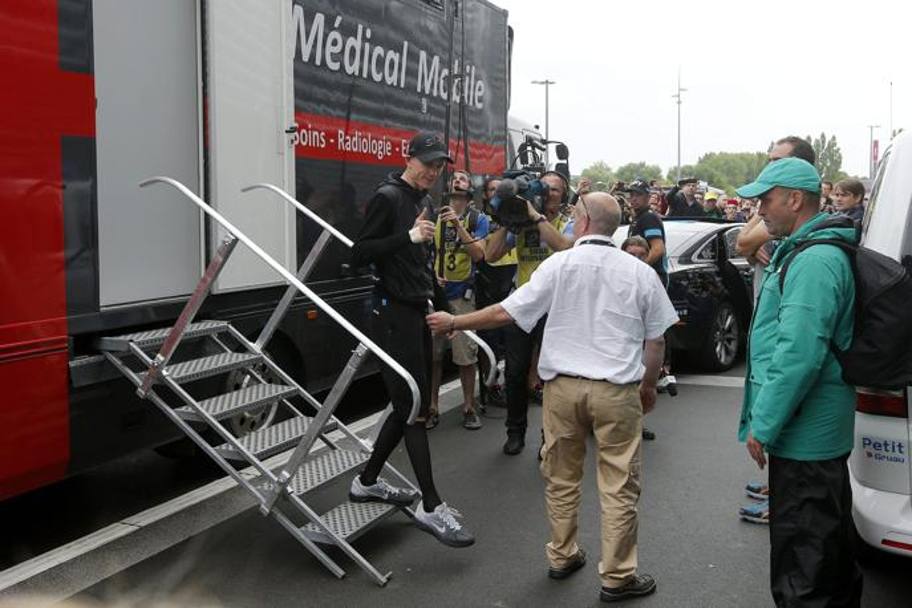 Chris Froome esce dalla clinica mobile del Tour. Epa
